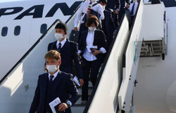 Tuyển Nhật Bản trên đường đến Việt Nam với những kiện hành lý "khủng"