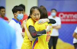 Cô trò bóng chuyền nữ Tp.Hồ Chí Minh "không thể ngừng khóc" sau  thất bại cay đắng ở chung kết