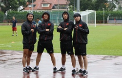 Đến Singapore, tuyển Việt Nam tập buổi đầu dưới cơn mưa nặng hạt