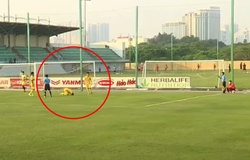 Sao trẻ của bầu Đức “quỳ lạy” trọng tài ở trận thua quân bầu Hiển