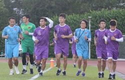Tuyển Việt Nam chia ba nhóm tập luyện, chờ quyết chiến Indonesia