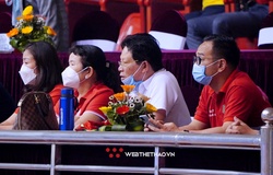 Ông "bầu" Đào Hữu Huyền tới sân cổ vũ Hóa chất Đức Giang trong trận cầu đinh với Ninh Bình Doveco
