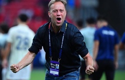 HLV Thái Lan tiết lộ lý do khó đỡ chỉ mặc một bộ quần áo ở AFF Cup 2020
