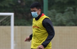 Trung vệ Bùi Tiến Dũng đeo khẩu trang tập luyện cùng tuyển Việt Nam 