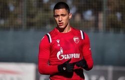 Tiền đạo mới của AC Milan dán hình thần tượng Ibrahimovic trong phòng thay đồ