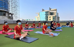 Tuyển nữ Việt Nam tập thiền trước trận quyết đấu Đài Bắc Trung Hoa