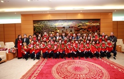 Tuyển nữ Việt Nam về nước trong vinh quang