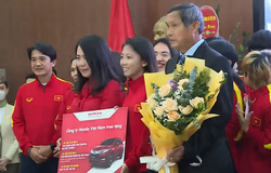 HLV Mai Đức Chung được thưởng ô tô, cầu thủ nhận xe máy xịn