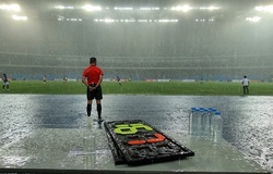 Trận U23 Campuchia vs Brunei liên tục bị gián đoạn vì mưa lớn