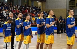 Các cầu thủ đội tuyển bóng rổ Ukraine bật khóc trong trận đấu vòng loại FIBA World Cup