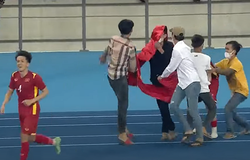 CĐV tràn xuống sân ăn mừng chức vô địch cùng U23 Việt Nam