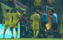 HY HỮU: Trọng tài xem “VAR màn hình LED”, tước bàn thắng của Hải Phòng