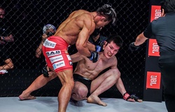 Giơ mặt chịu đòn: Shinya Aoki thua đau trước "Sexyama" trong trận chiến của các huyền thoại