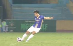 Sự trùng hợp đến khó tin từ hai siêu phẩm giữa sân của cầu thủ Hà Nội