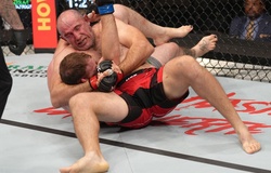 UFC 273: Aleksei Oleinik viết kỉ lục với đòn khóa hiểm, tân binh Mike Malott gây sốc khi knockout Mickey Gall