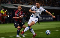 Inter bất ngờ thua ngược, AC Milan được trao cơ hội vô địch