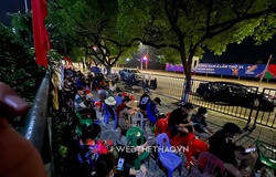 NHM Phú Thọ mang ghế, chiếu thức trắng đêm đợi “săn” vé xem U23 Việt Nam thi đấu