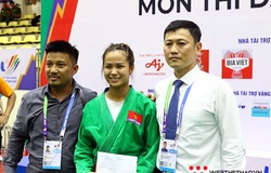 Tô Thị Trang nhận thưởng nóng sau khi giành HCV SEA Games 31 đầu tiên cho đoàn Việt Nam