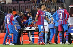 Barca sợ hãi khi hậu vệ Araujo được xe cứu thương đưa vào viện