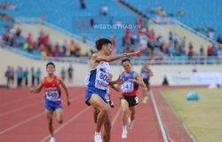 Nguyễn Văn Lai vô đối trên đường chạy 5000m, ăn mừng trước khi về đích