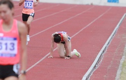 Đinh Thị Bích gục ngã đau đớn ngay trước vạch đích vì bị chơi xấu?