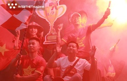 Pháo sáng đỏ rực ở Việt Trì trước trận U23 Việt Nam vs U23 Malaysia