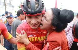 Mẹ Quàng Văn Cường hạnh phúc nhảy múa tưng bừng mừng con trai giành HCV xe đạp SEA Games 31