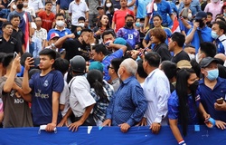 CĐV sân Thiên Trường xô xát, tràn xuống sân trước trận U23 Thái Lan vs U23 Indonesia