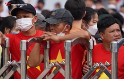 CĐV không kịp ăn trưa, xếp hàng dưới mưa chờ vào sân cổ vũ 2 trận Chung kết bóng chuyền