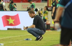 Khoảnh khắc: HLV Polking cúi đầu trước U23 Việt Nam