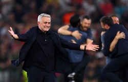 Mourinho thành huyền thoại sau khi giành 3 chiếc cúp khác nhau