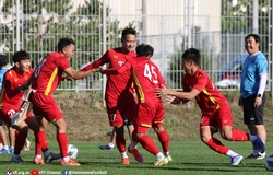 Đến cả lúc ăn, U23 Việt Nam cũng “soi giò” U23 Hàn Quốc