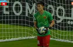 Nhâm Mạnh Dũng làm thủ môn bất đắc dĩ, phải hai lần thay áo