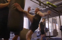Conor McGregor khoe cước pháp sau gãy chân, fan nửa mừng nửa lo