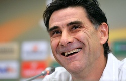 HLV Tholot phủ nhận Pau FC chiêu mộ Quang Hải vì thương mại