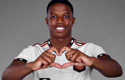 Hình ảnh tân binh đầu tiên của MU đến kiểm tra y tế