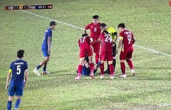 Cầu thủ U19 Thái Lan liên tục nằm sân, “bắt tay” U19 Việt Nam loại chủ nhà U19 Indonesia