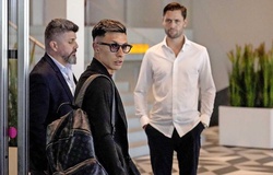 Hình ảnh Lisandro Martinez đến MU hoàn tất hợp đồng