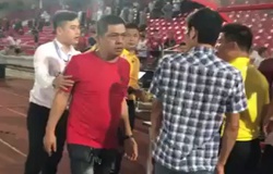 Sốc với hành động CĐV Hải Phòng nhổ nước bọt vào mặt trọng tài Hoàng Ngọc Hà