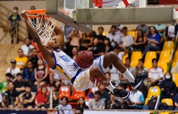 Ngoại binh Richard Thomas xô đổ hàng loạt cột mốc với triple-double lịch sử