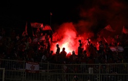 CĐV Hải Phòng đốt pháo sáng, sân Vinh khó thoát án phạt