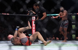 Tom Aspinal chấn thương dây chằng, Curtis Blaydes thắng trận "từ trên trời rơi xuống"