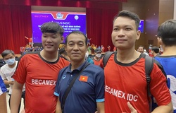 HLV U19 Việt Nam bị vây kín khi xuất hiện tại giải bóng đá phủi có hơn 100 đội tham dự