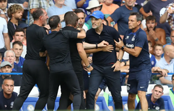 Tuchel nóng mắt khi Conte không nhìn vào mặt sau trận đấu