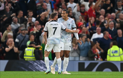 Van Dijk bị chế giễu về bàn thua đầu tiên của Liverpool trước MU