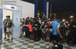 CSCĐ ngăn cổ động viên Bình Phước tiếp cận phòng thay đồ CLB Hà Nội