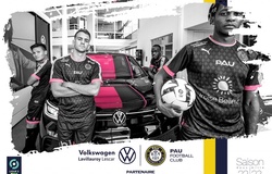 Quang Hải liên tục xuất hiện trên các poster nhà tài trợ mới của Pau FC