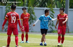 HLV Park Hang Seo vắng mặt, tuyển Việt Nam tập trễ 40 phút