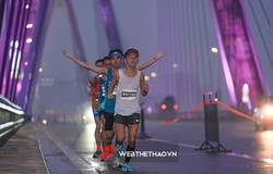 Những dấu chân Marathon Hanoi Techcombank 2022 lần đầu tiên trên cầu Nhật Tân