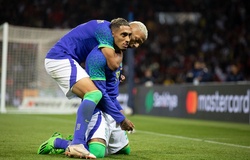 Raphinha tái hiện siêu phẩm của Van Persie khi Brazil thắng 5 sao